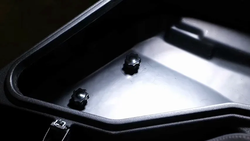 All four fastening knobs tightened
